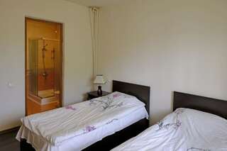 Отели типа «постель и завтрак» Chez Yvette Гарни Двухместный номер с 2 отдельными кроватями и ванной комнатой-2